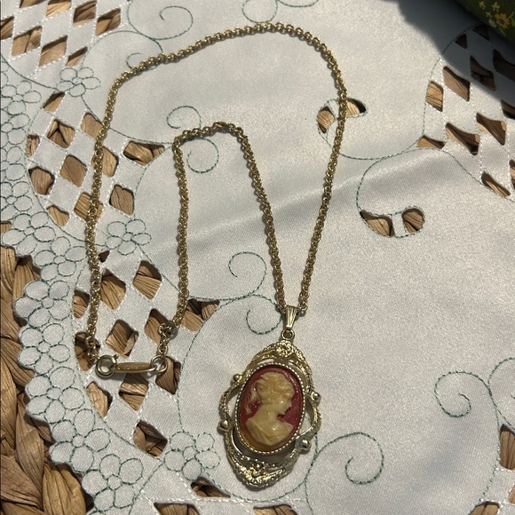 Vintage 1950’s Whiting & Davis Gold Cameo Pendant Necklace - Picture 13 of 16